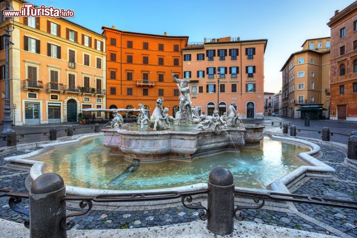 Immagine La monumentale Piazza Navona in centro a Roma, Italia. Fu fatta costruire per volere della famiglia Pamphili, nello specifico da papa Innocenzo X° al secolo Giovanni Battista Pamphili. La sua forma è quella di un antico stadio - © Phant / Shutterstock.com