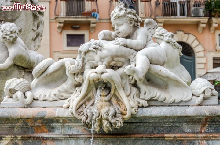 Immagine Le sculture della fontana di Nettuno in Piazza Navona a Roma, Italia. Conosciuta un tempo anche come fontana dei Calderai per via della vicinanza all'antico vicolo dei Calderai, questo bel monumento si trova all'estremità settentrionale di Piazza Navona. A realizzarla nel 1574 fu il Della Porta; rimasta priva di decorazioni sino al 1873, dopo il bando di concorso promosso dal Comune di Roma e assegnato a Zappalà e Della Bitta, la fontana fu impreziosita da un gruppo di cavalli marini guidati da giovinetti, da sirene in lotta con mostri marini e da putti alati che giocano con i delfini oltre che dalla figura centrale del Nettuno con il tridente mentre si difende da una piovra - © 3Nikirov / Shutterstock.com