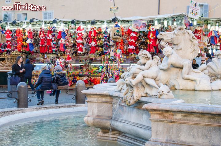 Immagine Mercatini di Natale in Piazza Navona a Roma, Italia. Le bancarelle allestite e ospitate in piazza nel periodo dell'Avvento: questo tradizionale mercato invade letteralmente il cuore della capitale sino all'Epifania - © Anticiclo / Shutterstock.com