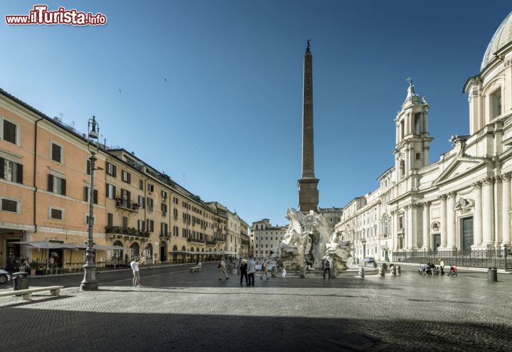 Immagine Piazza Navona al mattino, Roma, Italia. Elegante e gioiosa, questa celebre piazza sorta sulle ceneri dello stadio di Domiziano è ancora oggi un importante punto di ritrovo per turisti e romani - © Iakov Kalinin/ Shutterstock.com