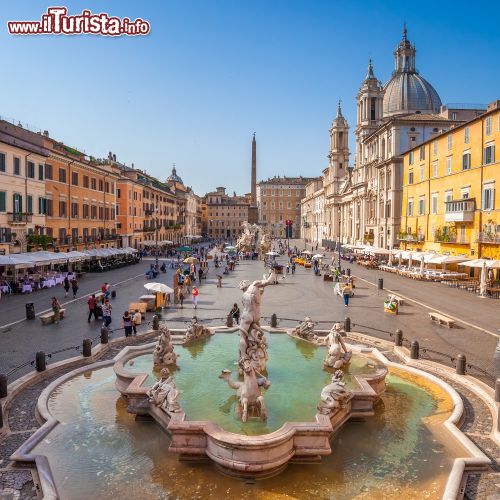 Immagine Piazza Navona dall'alto, Roma, Italia. Una bella immagine di quest'area urbana simbolo della Roma barocca impreziosita da elementi architettonici di Bernini, Borromini, Rainaldi e da Cortona - © Belenos / Shutterstock.com