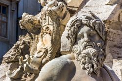 Dettaglio della fontana dei Quattro Fiumi a Roma, Italia. Situata di fronte alla chiesa di Sant'Agnese in Agone, questa fontana detta anche semplicemente "dei Fiumi" è stata ...