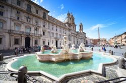 Una bella immagine fotografica della fontana del Moro in Piazza Navona a Roma, Italia. Per la decorazione di quest'opera scultorea vennero utilizzati i 4 tritoni scolpiti anni prima per ...
