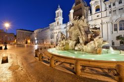 La fontana dei Quattro Fiumi con l'obelisco egiziano a Piazza Navona, Roma, Italia. Una veduta notturna di questa maestosa opera di scultura e di architettura che mette in mostra un vero ...