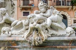 Le sculture della fontana di Nettuno in Piazza Navona a Roma, Italia. Conosciuta un tempo anche come fontana dei Calderai per via della vicinanza all'antico vicolo dei Calderai, questo bel ...
