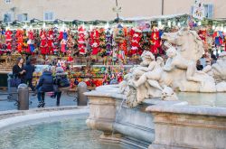 Mercatini di Natale in Piazza Navona a Roma, Italia. Le bancarelle allestite e ospitate in piazza nel periodo dell'Avvento: questo tradizionale mercato invade letteralmente il cuore della ...