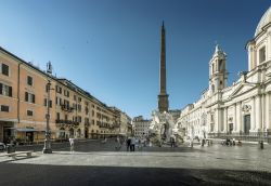 Piazza Navona al mattino, Roma, Italia. Elegante e gioiosa, questa celebre piazza sorta sulle ceneri dello stadio di Domiziano è ancora oggi un importante punto di ritrovo per turisti ...