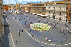 Veduta aerea di Piazza Navona a Roma, Italia. Con le sue fontane, l'obelisco e gli splendidi palazzi antichi che vi si affacciano, questa piazza è una delle preferite dai turisti ...