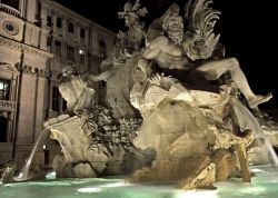 Veduta notturna della fontana dei Quattro Fiumi in Piazza Navona a Roma, Italia. In marmo bianco, le statue che compongono questa fontana rappresentano le allegorie dei quattro fiumi più ...
