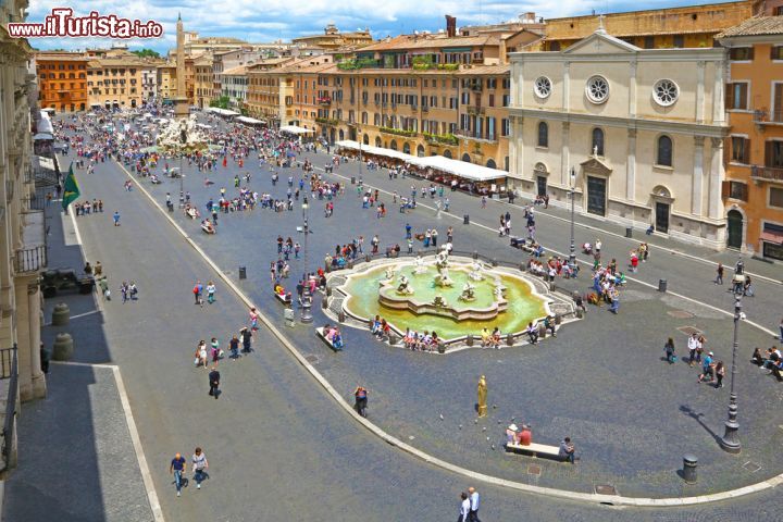 Immagine Veduta aerea di Piazza Navona a Roma, Italia. Con le sue fontane, l'obelisco e gli splendidi palazzi antichi che vi si affacciano, questa piazza è una delle preferite dai turisti che ogni giorno la affollano per ammirarne la bellezza - © spatuletail / Shutterstock.com