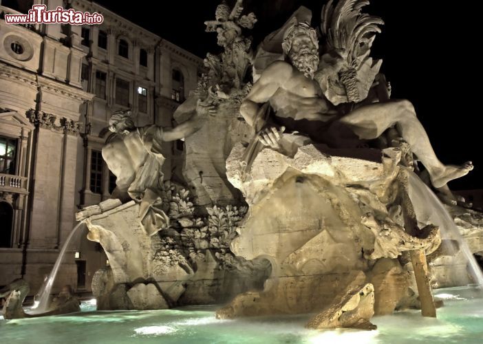Immagine Veduta notturna della fontana dei Quattro Fiumi in Piazza Navona a Roma, Italia. In marmo bianco, le statue che compongono questa fontana rappresentano le allegorie dei quattro fiumi più importanti dei continenti conosciuti all'epoca - © Circumnavigation / Shutterstock.com