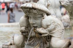 Particolare della fontana del Moro in Piazza Navona a Roma, Italia. Fra le più antiche fontane rinascimentali della capitale, è una delle tre della celebre piazza romana - © ...