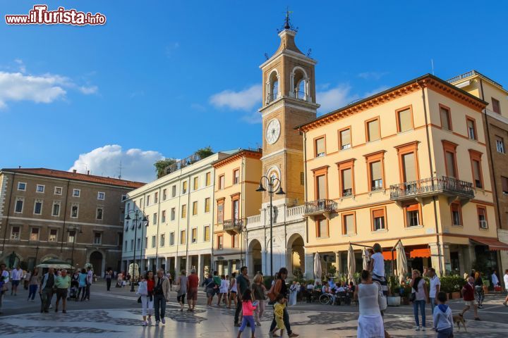 Immagine La monumentale Piazza Tre Martiri, i turisti visitano il cuore del centro storico della città - © Nick_Nick / Shutterstock.com
