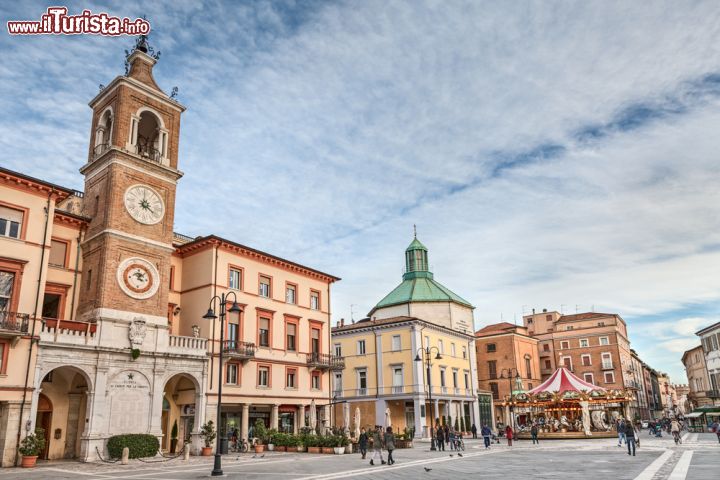 Immagine La Torre dell'Orologio in piazza Tre Martiri in centro a Rimini - © ermess / Shutterstock.com