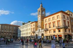 La monumentale Piazza Tre Martiri, i turisti visitano il cuore del centro storico della città - © Nick_Nick / Shutterstock.com 