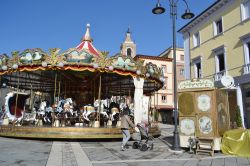 Giostra tradizionale in Piazza Tre Martiri a Rimin i- © konstantinks / Shutterstock.com 