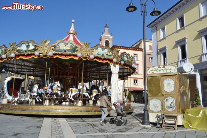 Immagine Statua di Ottaviano in Piazza Tre Martiri a Rimini - © Inna G / Shutterstock.com