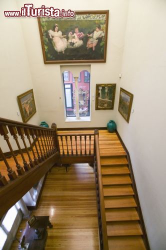 Immagine La visita al Museo Sorolla di Madrid: la scala interna della villa con alcune opere dell'artista - © Joseph Sohm / Shutterstock.com