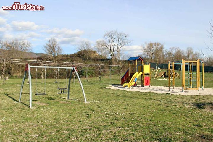 Immagine L'area Picnic, con possibilità di svago per i bambini al Parco dei Dinosauri di Matelica - © www.lepietredeldrago.it