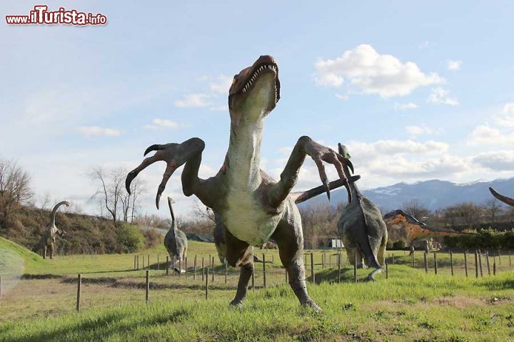 Immagine L'esemplare di Velociraptor al Parco dei Dinosauri di Matelica - © www.lepietredeldrago.it