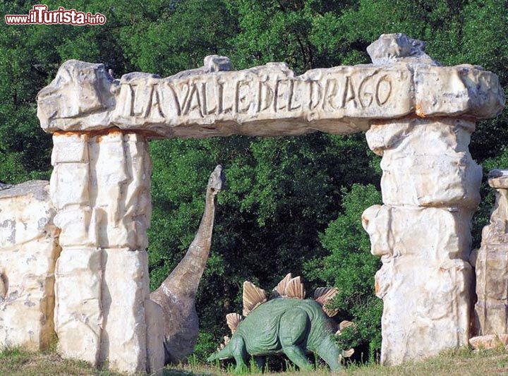 Immagine Le Pietre del Drago di Matelica, è un parco a tema dinosauri che ospita 16 esemplari a grandezza naturale - © www.lepietredeldrago.it