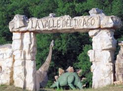 Le Pietre del Drago di Matelica, è un parco a tema dinosauri che ospita 16 esemplari a grandezza naturale - © www.lepietredeldrago.it