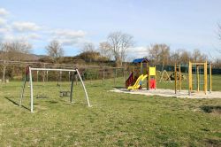 L'area Picnic, con possibilità di svago per i bambini al Parco dei Dinosauri di Matelica - © www.lepietredeldrago.it