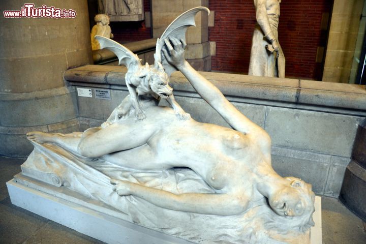 Immagine Le Cauchemar. Questo è il nome della scultura del 1894 opera di Eugène Thivier che è ospitata nell'Escalier Darcy del Musée des Augustins di Tolosa, in Francia.