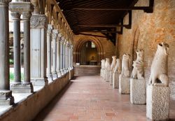 Le sculture dei gargoyles disposte lungo il porticato del chiostro del Musée des Augustins di Tolosa (Francia).