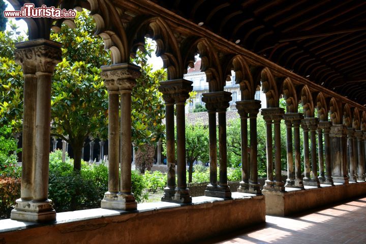 Immagine Il porticato del chiostro dell'ex-convento degli eremiti dell'ordine di Sant'Agostino, trasformato nel 1793 nel Musée des Augustins a Tolosa, Francia.