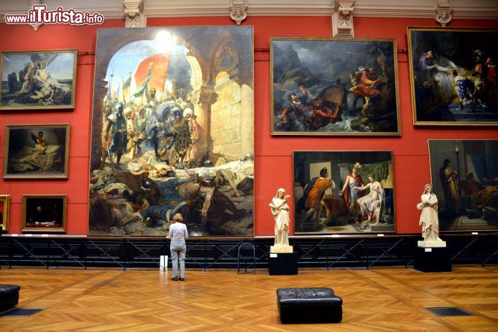Immagine La sala al primo piano del Musée des Augustins di Tolosa ospita dipinti di pittori francesi dei secoli XVII-XX.