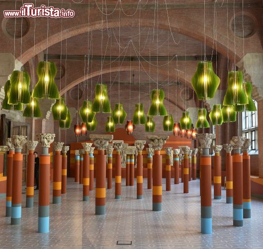 Immagine La sala delle sculture romaniche presso il Musée des Augustins di Tolosa. I capitelli sono appoggiati su colonne colorate e la sala è fresa vivace dai lampadari che pendono dal soffito in corrispondenza di ogni capitello. L'installazione è opera dell'artista americano Jorge Pardo - foto © Karine Lhmon /Toulouse Tourisme