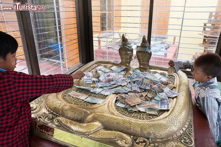Immagine Offerte al  Monastero di Monte Popa - © Roberto Cornacchia / www.robertocornacchia.com
