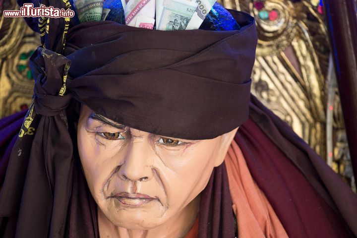 Immagine Soldi nel turbante di una divinità Nat Monastero Monte Popa - © Roberto Cornacchia / www.robertocornacchia.com