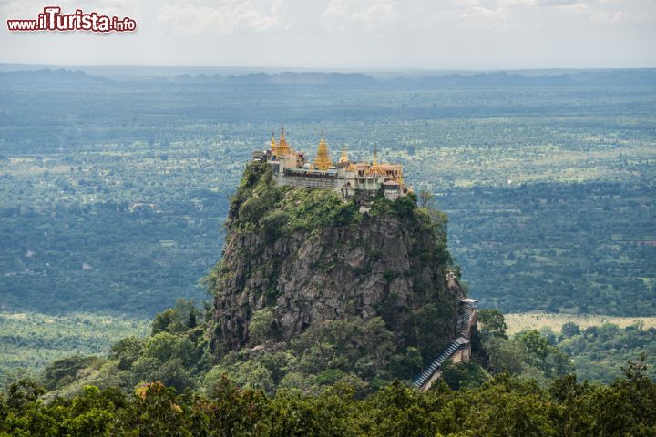 Immagine La montagna di Taung Kalat, un antico camino vulcanico con in cima un monstero sulle pnedici di Mount Popa in Birmania - © Boyloso / Shutterstock.com