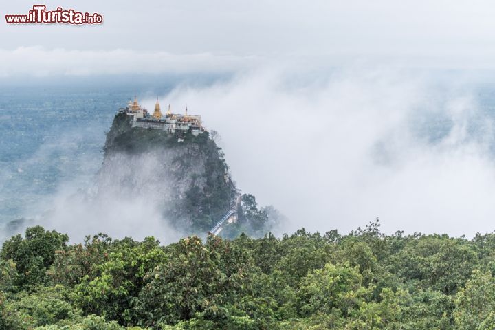 Immagine La nebbia avvolge la montagna di Taung Kalat nel Monastero di Mount Popa nel Myanmar - © MemoryMan / Shutterstock.com