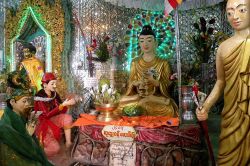 Divinità Nat Nat e Buddha nel Monastero di Monte Popa - © Roberto Cornacchia / www.robertocornacchia.com