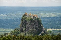 La montagna di Taung Kalat, un antico camino vulcanico con in cima un monstero sulle pnedici di Mount Popa in Birmania - © Boyloso / Shutterstock.com