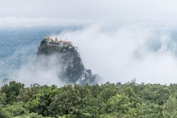 La nebbia avvolge la montagna di Taung Kalat nel Monastero di Mount Popa nel Myanmar - © MemoryMan / Shutterstock.com