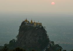 Il Tramonto sul Monastero di Mount Popa in Birmania - © Sanchai Suksantidilog / Shutterstock.com