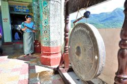 Un grande Gong al Monastero di Taung Kalat, Mount Popa, Birmania - © Wojtek Chmielewski / Shutterstock.com 