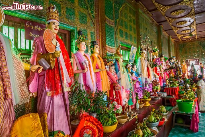 Immagine Sculture all'ingresso del Tempio di Monte Popa nel Myanamar - © OPIS Zagreb / Shutterstock.com