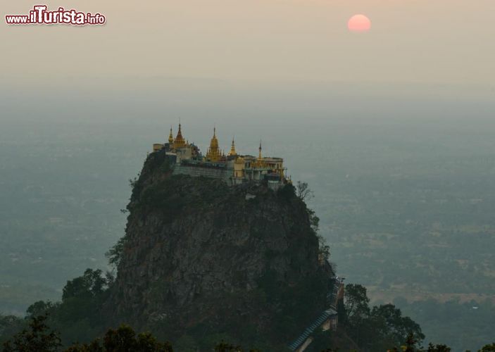 Immagine Il Tramonto sul Monastero di Mount Popa in Birmania - © Sanchai Suksantidilog / Shutterstock.com