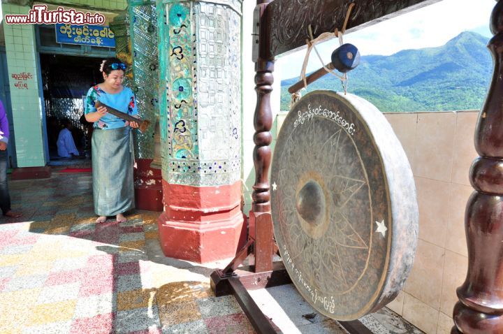 Immagine Un grande Gong al Monastero di Taung Kalat, Mount Popa, Birmania - © Wojtek Chmielewski / Shutterstock.com