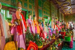 Sculture all'ingresso del Tempio di Monte Popa nel Myanamar - © OPIS Zagreb / Shutterstock.com 