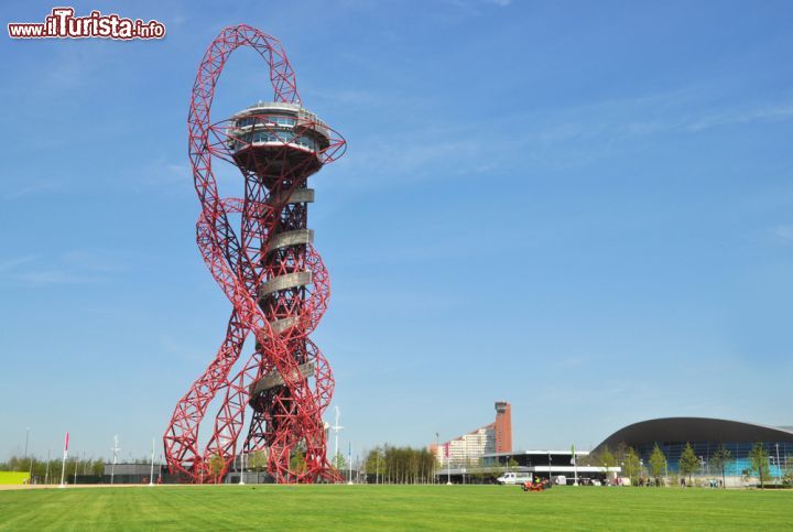 Immagine La grande e sinuosa torre del ArcelorMittal Orbit a Londra. Da una altezza di 76 metri da qui parte lo scivolo (in un tunnel) più adrenalinico e lungo del mondo - © Ron Ellis / Shutterstock.com