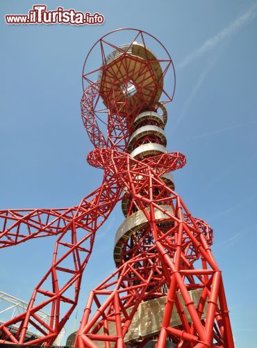 Immagine La particolare torre di ArcelorMittal Orbit che ospita il tunnel-scivolo di Londra: una corsa costa 10 sterline ma garantisce forte emozioni, e uno dei panorami più belli della capitale d'Inghilterra - © Ron Ellis / Shutterstock.com