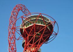 Dettaglio dell' ArcelorMittal Orbit da qui oltre che godere di un bel panorama,  si può utilizzare il tunnel adrenalinico più alto del mondo - © Ron Ellis / Shutterstock.com ...