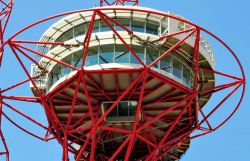 La cima della torre panoramica di ArcelorMittal Orbit, da qui scendo uno scivolo adrenalinico a tunnel, il più alto, lungo e veloce del mondo - © Ron Ellis / Shutterstock.com 