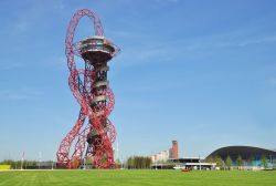 La grande e sinuosa torre del ArcelorMittal Orbit a Londra. Da una altezza di 76 metri da qui parte lo scivolo (in un tunnel) più adrenalinico e lungo del mondo - © Ron Ellis / Shutterstock.com ...